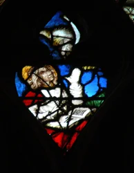 Das westliche Rosenfenster zeigt eine Szene aus dem Buch der Offenbarung: Öffnung des vierten Siegels, mit dem Adler des Johannes (6:7).