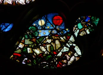 Das westliche Rosenfenster mit einer Szene aus der Offenbarung des Johannes: Öffnung des sechsten Siegels: Der große Tag seines Zorns; die durch Erdbeben verursachte Verwüstung, die Sonne mit einem schwarzen härenen Sack und der