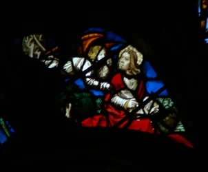 Das westliche Rosenfenster zeigt eine Szene aus dem Buch der Offenbarung: Öffnung des siebten Siegels (8:1).