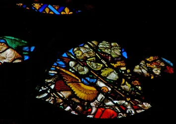 Das westliche Rosenfenster zeigt eine Szene aus dem Buch der Offenbarung: Einige der zweihunderttausendtausend (d.h. zweihundert Millionen) Krieger, die ein Drittel der Menschheit zerstören (9:16-19).