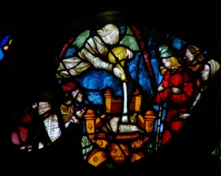 Das Westrosenfenster zeigt eine Szene aus dem Buch der Offenbarung: Fünfte Schale wird auf den Thron des Tieres gegossen - ein Fauteuil Dagobert, seine Untertanen kauen vor Schmerz auf ihren Zungen (16:10).