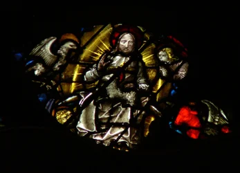 Das westliche Rosenfenster zeigt eine Szene aus dem Buch der Offenbarung: Lamm vor dem Thron, zwischen den vier heiligen Lebewesen (7:9-12).