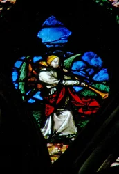 Das westliche Rosenfenster zeigt eine Szene aus dem Buch der Offenbarung: sechste Trompete (9:13).