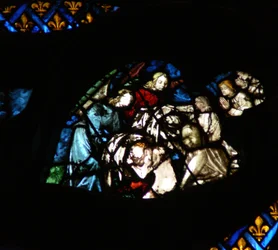 Das westliche Rosenfenster zeigt eine Szene aus dem Buch der Offenbarung: Seelen, die von Engeln in weiße Gewänder gekleidet werden (6:11).