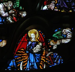 Das Westrosenfenster zeigt eine Szene aus dem Buch der Offenbarung: Frau bekleidet mit der Sonne, der Mond unter ihren Füßen und zwölf Sterne in ihrem Nimbus (12:1).
