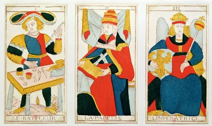 Drei Tarotkarten mit dem Magier, der Hohepriesterin und der Herrscherin