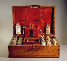 Reiseapotheke (Buche, Glas & Metall)