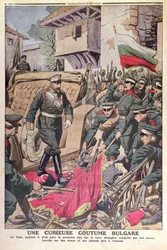 Zar Ferdinand I. (1861-1948) von Bulgarien schreitet über erbeutete Fahnen während des Balkankriegs von 1912, November 1912