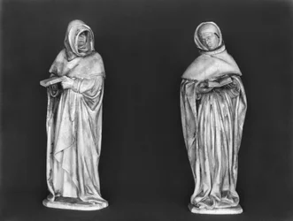 Zwei Trauernde, vom Grabmal des Herzogs Jean de Berry (1340-1416) ca. 1450-53 (Alabaster)