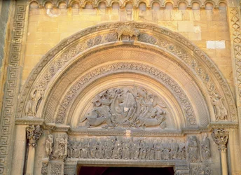 Tympanon der Vorhalle, das Christus in Majestät mit den Symbolen der Evangelisten darstellt, ca. 1140-50