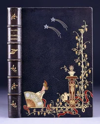 Oberer Buchdeckel mit zwei Sternschnuppen, einer Fackel, Laub, Faun auf Sockel, Putto und einem Bein hinter einem Fächer, 1893