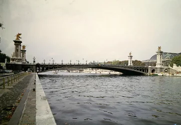 Ansicht der Pont Alexandre III, gebaut von den Ingenieuren Louis-Jean Resal (1854-1920) und Amedee Alby (1862-1942) für die Weltausstellung 1900, 1897-1900