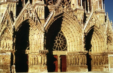 Ansicht der Westportale, begonnen 1231 und abgeschlossen 1430