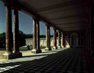 Blick auf die Terrasse am rechten Flügel des Grand Trianon, ca. 1725