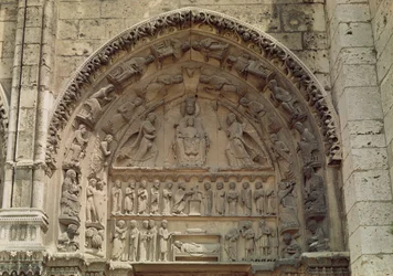 Ansicht des Tympanons, das die Madonna und das Kind auf dem Thron zeigt, Südportal des Königlichen Portals, um 1145-50