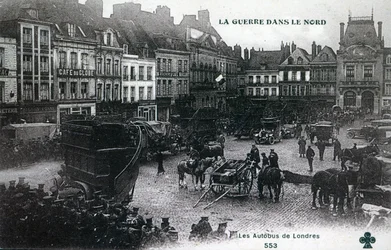 Krieg im Norden: Londoner Busse der Britischen Expeditionsstreitkräfte auf dem Hauptplatz von Bethune im Jahr 1915