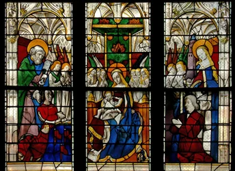 Fenster E3 mit der thronenden Jungfrau und dem Kind: auch die Stifter mit ihren Schutzheiligen (St. Peter und St. Barbara)