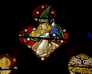 Fenster mit einem Musizierenden Engel mit Orgel