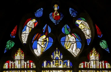Fenster, das Engelmusiker mit Schalmei, Harfe, Orgel und Laute darstellt