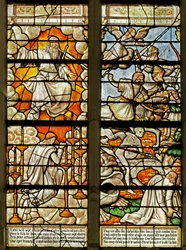 Fenster, das Szenen aus dem Buch der Offenbarung darstellt