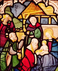 Fenster, das die Anbetung der Heiligen Drei Könige darstellt