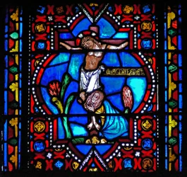 Fenster n1-L, eine Szene aus dem Leben der heiligen Maria Magdalena darstellend - die Heilige am Fuß des Kreuzes
