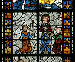 Fenster Nr. 1, Darstellung der heiligen Radegunde: Eine Heilung am Grab der Heiligen