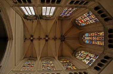 Fensteransicht des Chors mit Darstellung der Gewölbe und Obergadenfenster des Chors