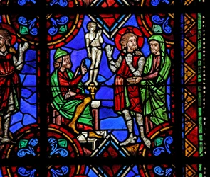 Fenster w06, Darstellung der Geschichte des Heiligen Julian von Brioude - Heiliger Ferreol, ein Freund von Julian, der während der Diokletianischen Verfolgungen starb, wird gezwungen, Götzen zu verehren