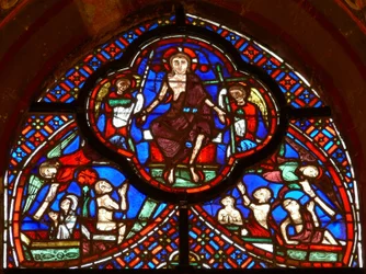 Fenster w0 zeigt das Jüngste Gericht: Christus und Engel tragen die Werkzeuge der Kreuzigung: Lanze und Kreuz