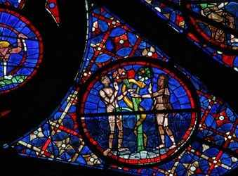 Fenster w115, die Geschichte von Adam und Eva darstellend: die Schlange verführt