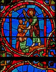 Fenster w12, Szene aus der Legende von St. Johannes: der Heilige und der vergiftete Kelch: St. Johannes überlebt und belebt die 3 vergifteten Männer