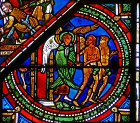 Fenster w15 zeigt das Fenster des barmherzigen Samariters: Adam und Eva werden aus Eden vertrieben
