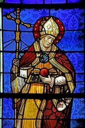 Fenster w18, Darstellung von St. Augustinus hält ein brennendes Herz