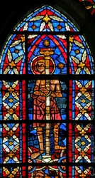 Fenster w209, eine Szene aus dem Leben des heiligen Savinien darstellend: ein Bogenschütze zielt auf Savinien, der an eine Säule gebunden ist, trifft aber stattdessen den Kaiser ins Auge