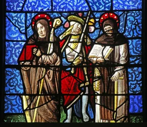Fenster w20, das St. Dominikus und St. Franziskus mit einem Ritter, der ein Schwert hält, darstellt