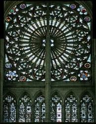 Fenster w219 zeigt die Evangelisten und Grisaille (Rosettenfenster - innen)