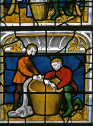 Fenster w25 zeigt einen Tuchhändler bei der Arbeit im Tuchhändlerfenster
