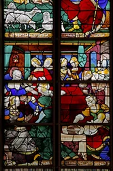 Fenster w2 mit einer Szene aus dem Leben der Jungfrau Maria: ihre Geburt mit zahlreichen Menschen, Hebammen usw.