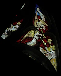 Fenster w30 zeigt musizierende Engel mit Trompeten beim Jüngsten Gericht