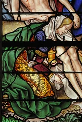 Fenster w4 mit einer Szene aus dem Leben der heiligen Maria Magdalena - die Heilige bei der Kreuzabnahme