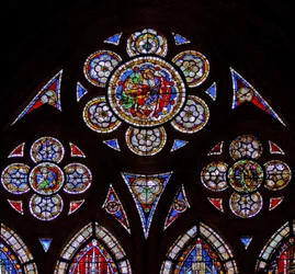Fenster w7 mit den Maßwerklichtern mit zwei Engeln und Noli Me Tangere