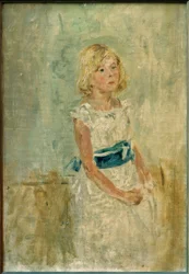 Blondes Mädchen mit blauer Schärpe