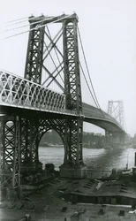 Williamsburg-Brücke über den East River während des Baus, 1898