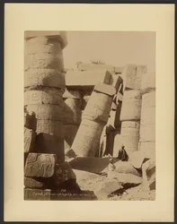 (Karnak) Großer Tempel, Hypostylhalle, Innenansicht, geneigte Säule