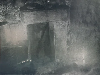 Innenseite der Tür eines Iglus im Licht von Tranlampen, um 1911, 1913