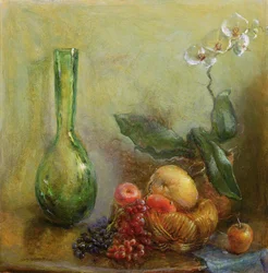 Orchidee mit Obstkorb und grüner Vase