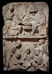 Gallorömische Kunst: Stele, die eine Mahlzeitszene und Kinderspiele darstellt. 50 v. Chr. - 100 n. Chr.
