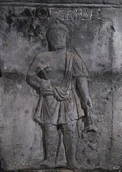 Kapitell der Nautes-Säule, Vulcan mit Hammer darstellend