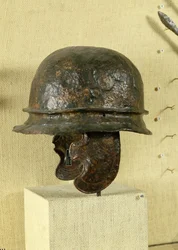 Helm mit Wangenklappen, aus Alesia, Tene III